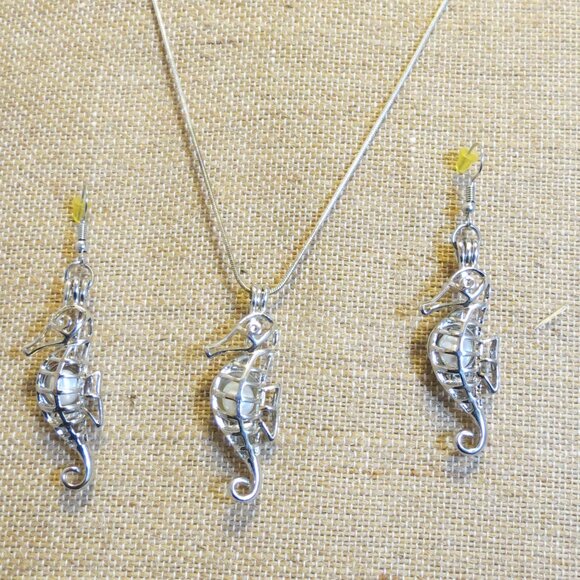 Avon Silver Seahorse Necklace Set - Picture 1 of 3